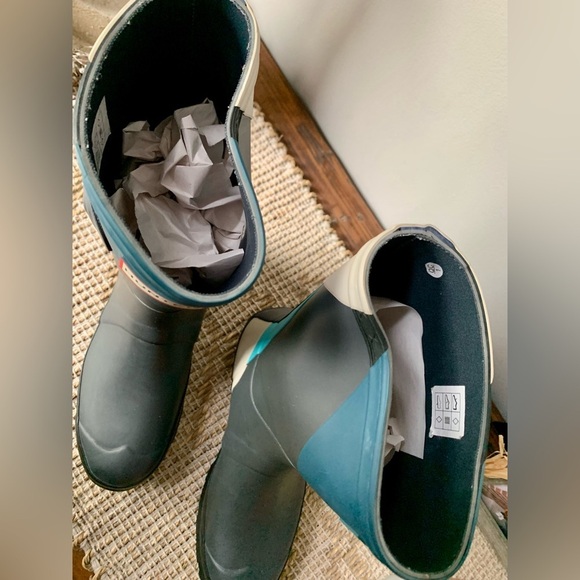 Hunter Blue and Gray Boots - SZ 6 - Picture 11 of 13